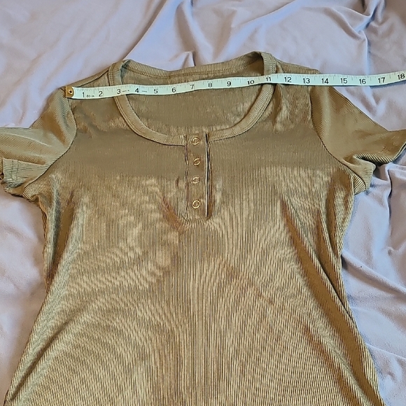 Army Green Women's Top Medium Ribbed Knit 1/4 Snap Front NWOT - Picture 4 of 8